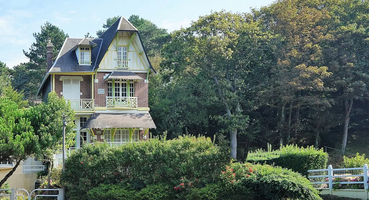 Villas Belle Époque nichées sous les hêtres du Bois de Cise, valleuse boisée près d'Ault