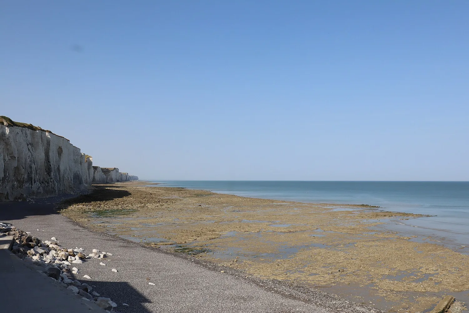 Falaises de craie blanche d'Ault plongeant dans la Manche sous un ciel changeant
