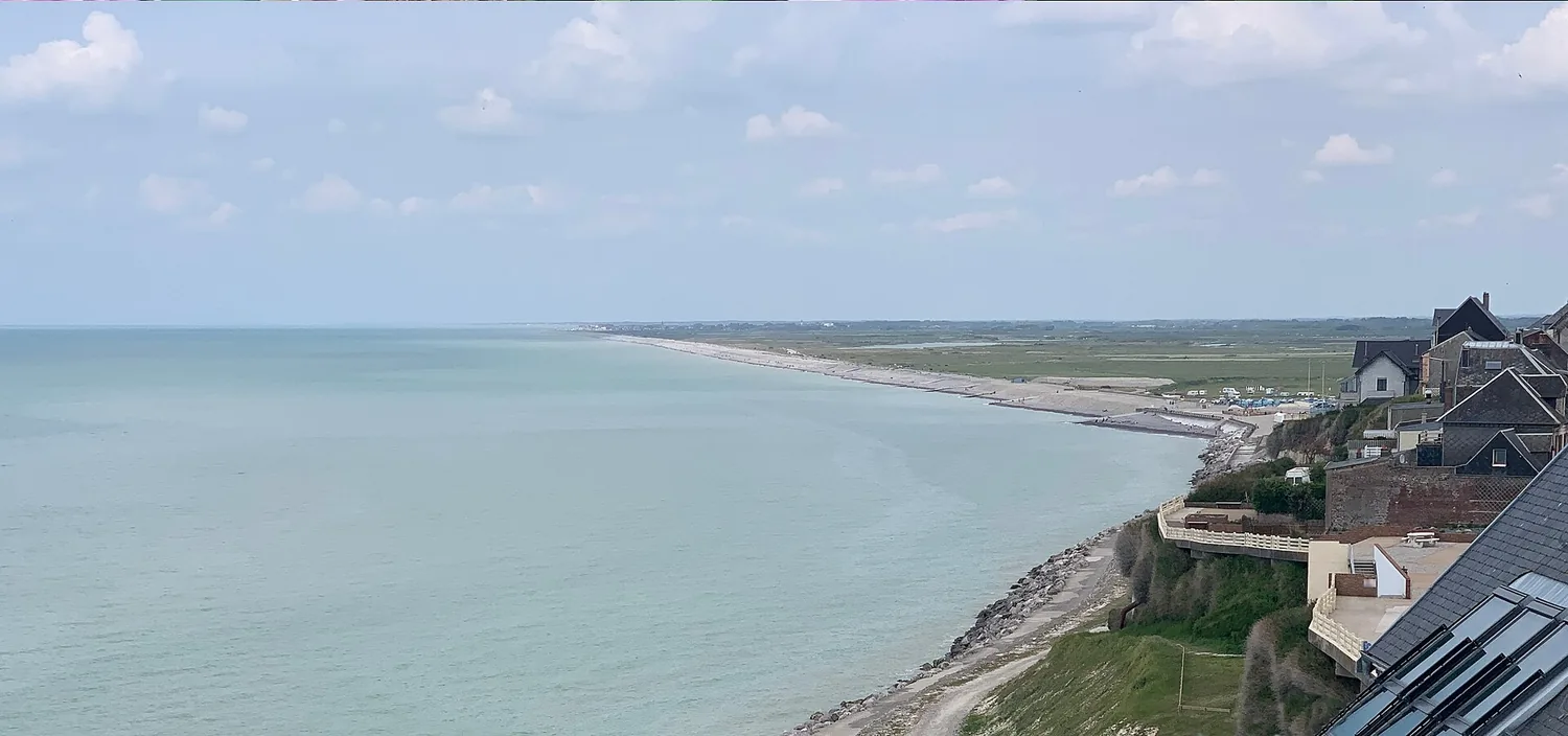 Plage de galets et digue d'Onival au pied des falaises d'Ault, face à la Manche